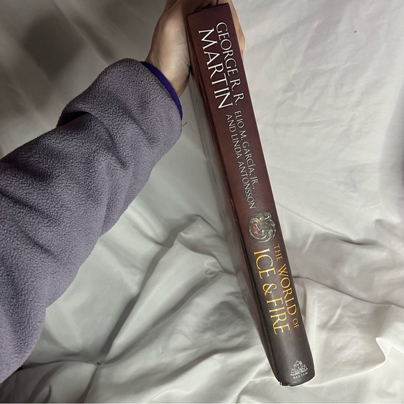 “The World of Ice and Fire” Hardcover Book by George R.R. Martin - Picture 4 of 4